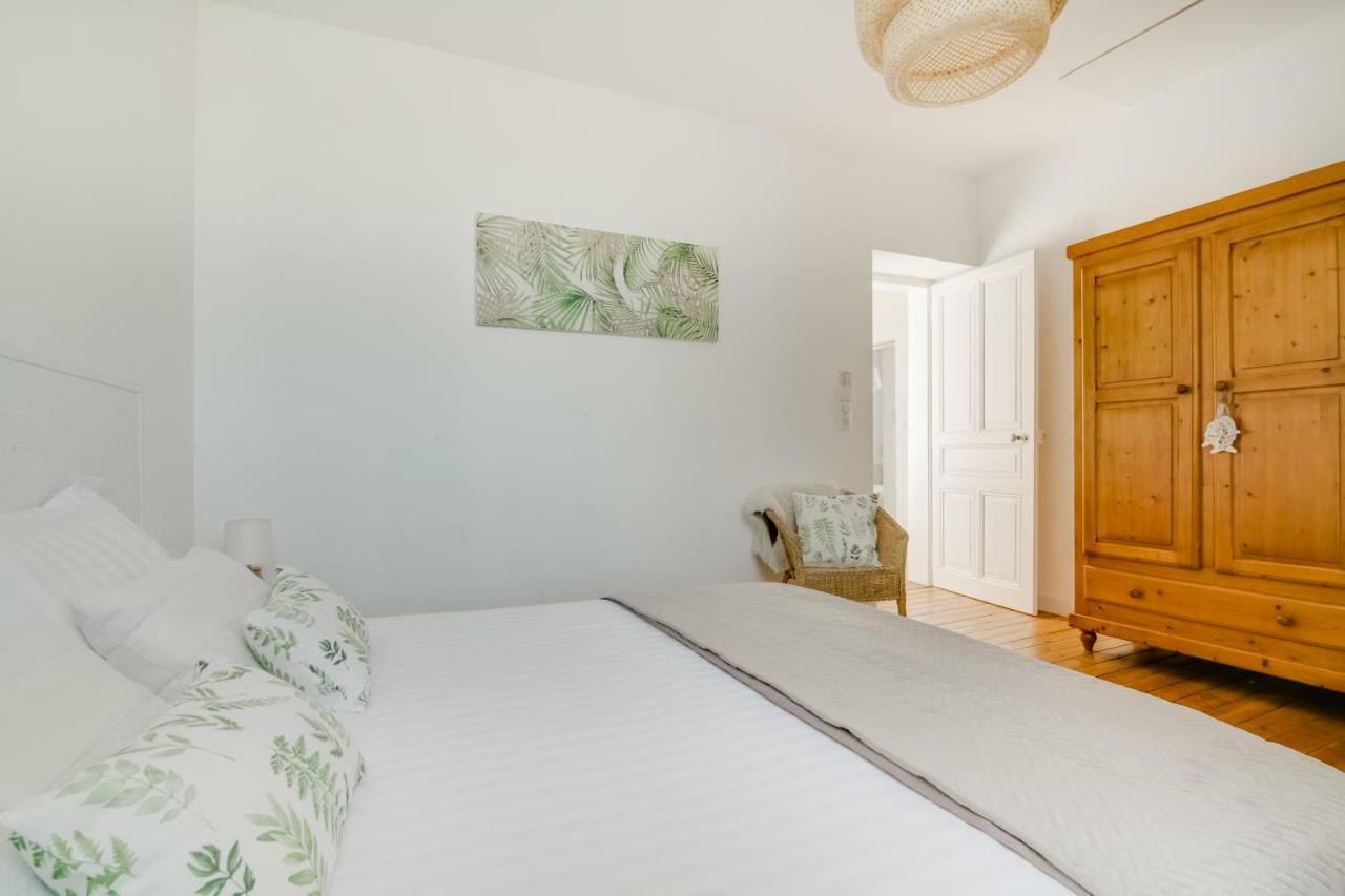 Maison Qui S'Y Frotte S'Y Pique Robert-Espagne Buitenkant foto