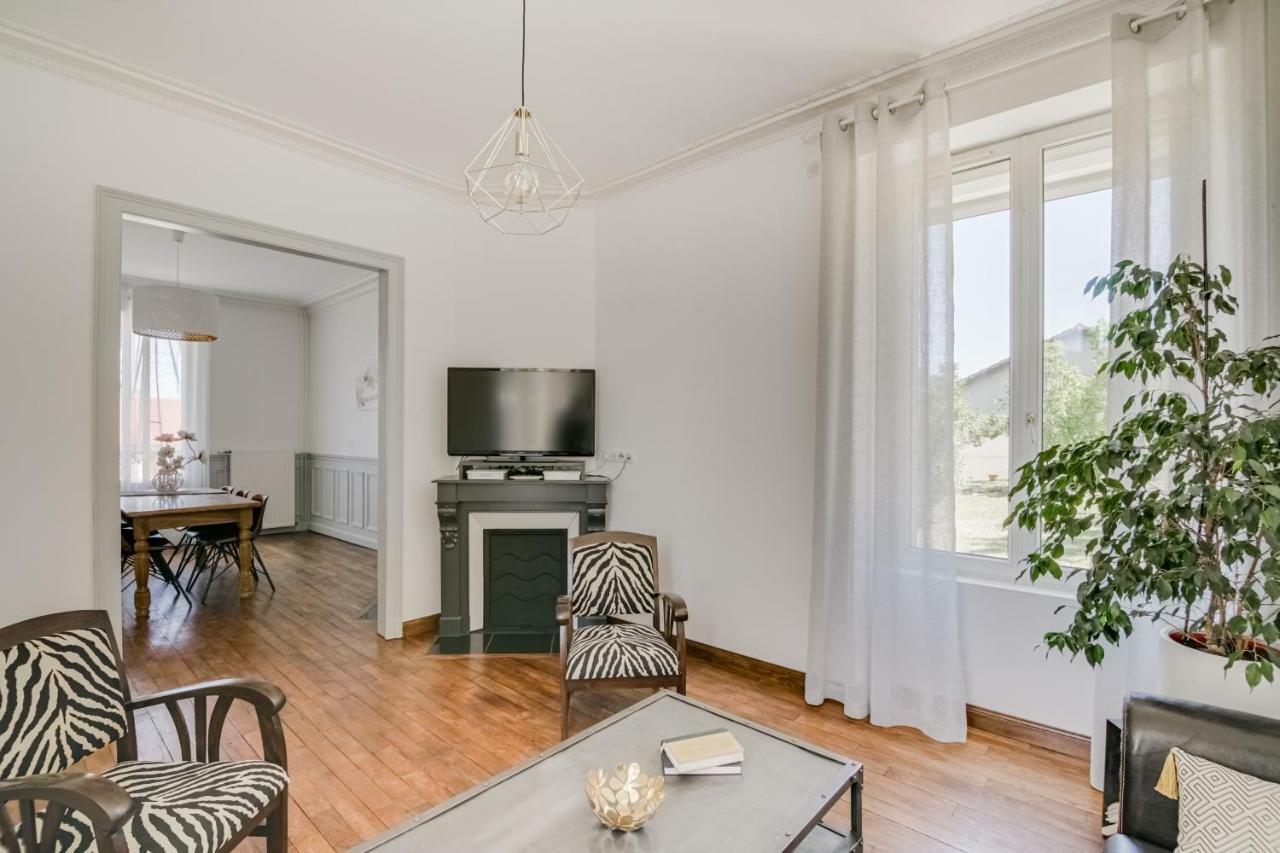 Maison Qui S'Y Frotte S'Y Pique Robert-Espagne Buitenkant foto